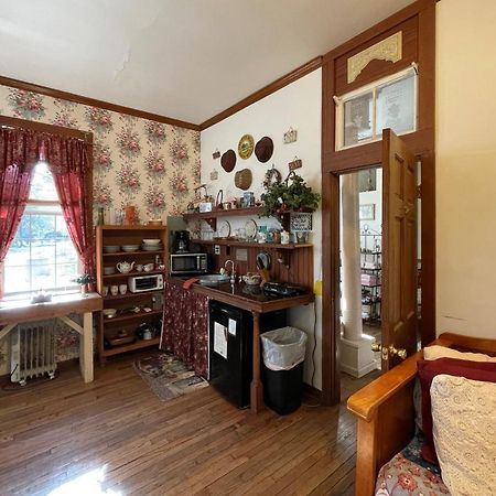The Victorian Cottage At Creekside Camp & Cabins Marble Falls Extérieur photo