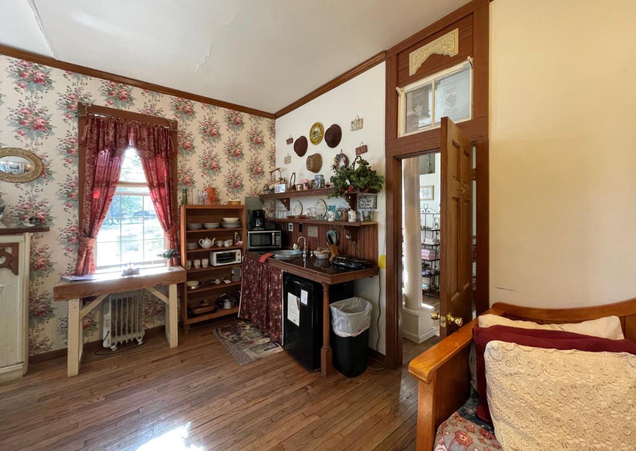 The Victorian Cottage At Creekside Camp & Cabins Marble Falls Extérieur photo