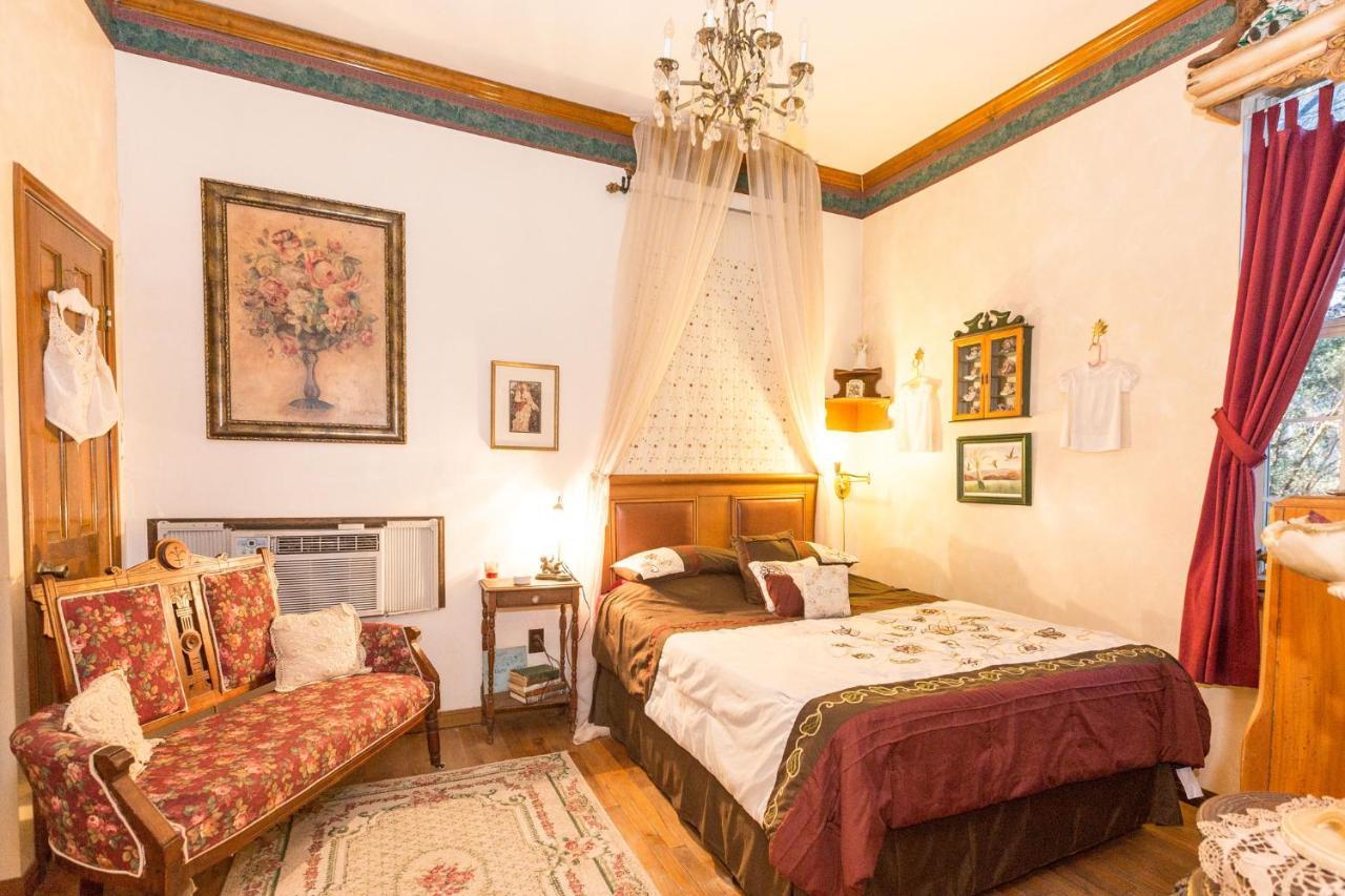 The Victorian Cottage At Creekside Camp & Cabins Marble Falls Extérieur photo
