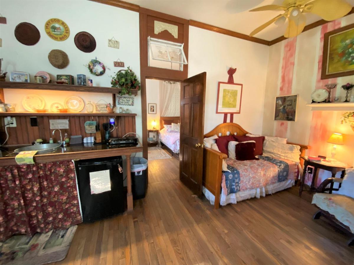 The Victorian Cottage At Creekside Camp & Cabins Marble Falls Extérieur photo