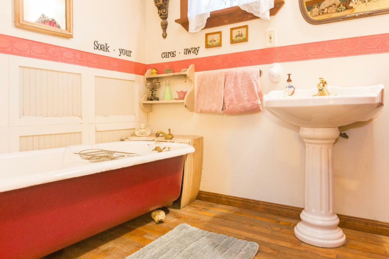 The Victorian Cottage At Creekside Camp & Cabins Marble Falls Extérieur photo