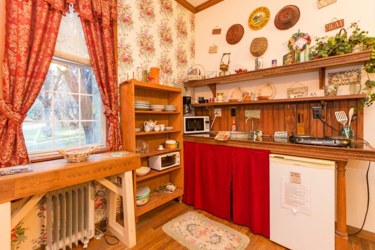 The Victorian Cottage At Creekside Camp & Cabins Marble Falls Extérieur photo